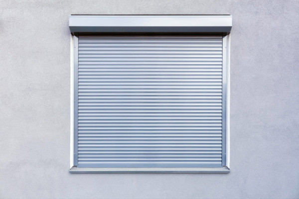 Menuisier pour pose de porte fenêtre PVC